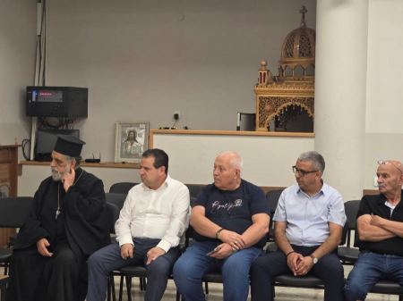 الجبهة والحزب الشيوعي بوفد تضامني لكنيسة البشارة